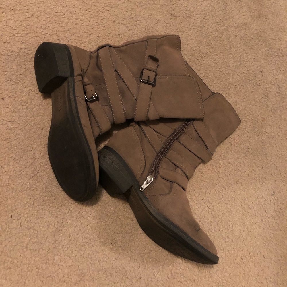 Mid length zip up size 7 boots